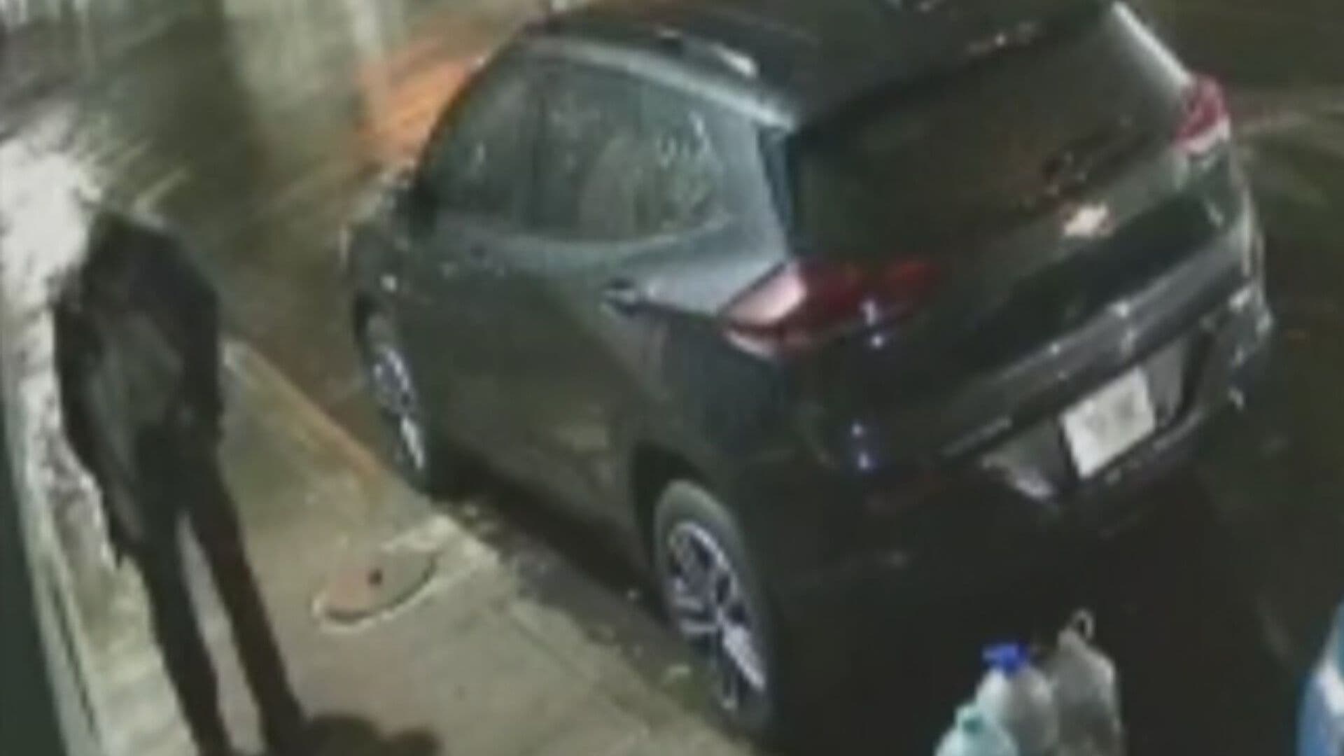 Video | Momento en que Hombre Presuntamente Abandona Bolsa con Bebé Muerto en la Benito Juárez
