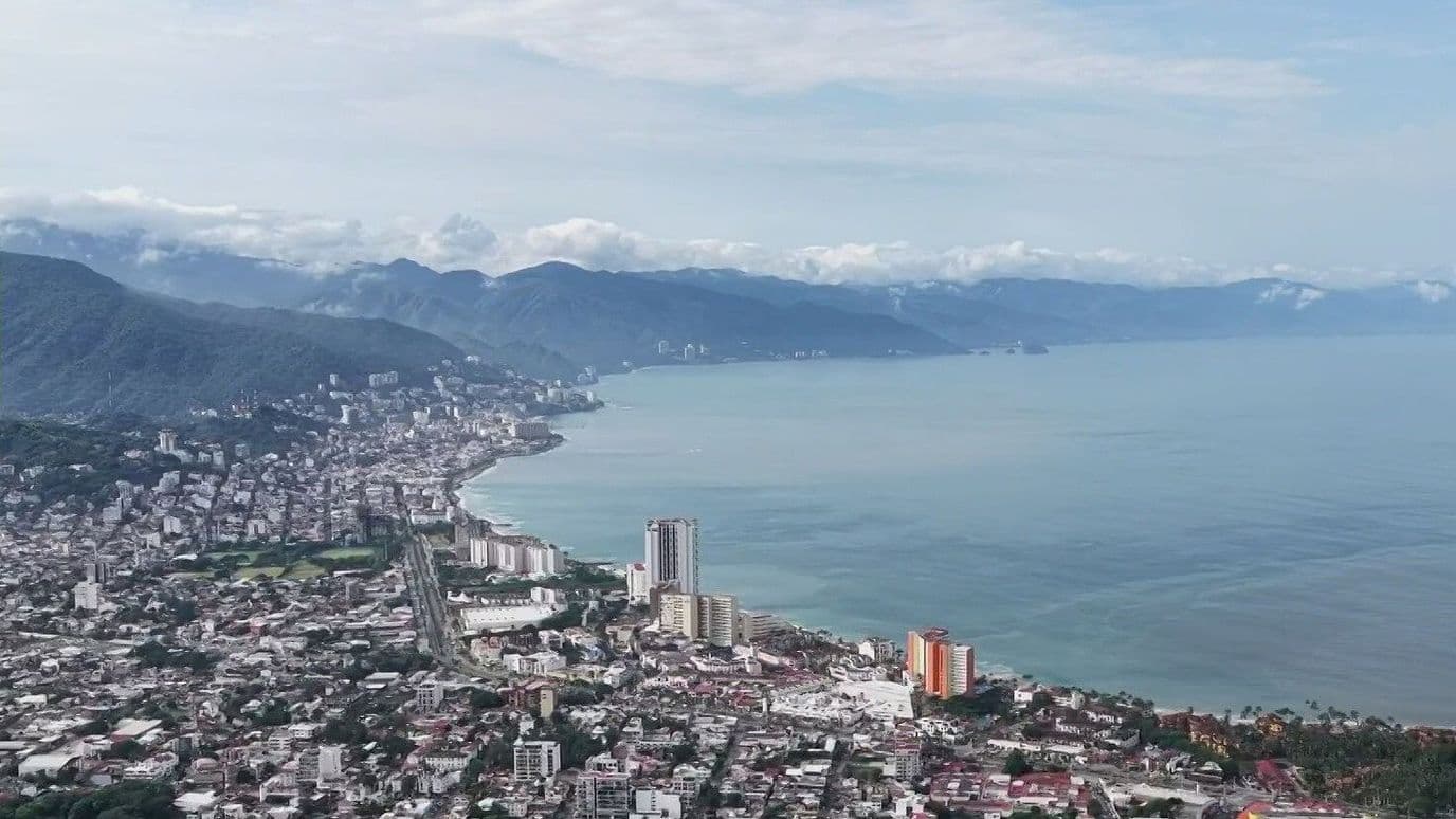 Huracán Simón Podría Intensificarse a Categoría 4; Puerto Vallarta Pide Evacuar Zonas de Riesgo
