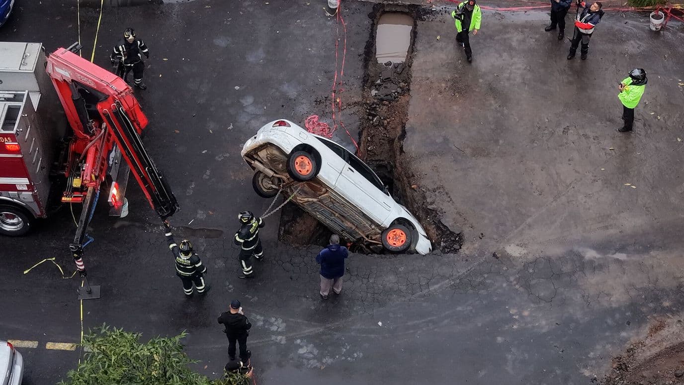 Conductor Cae con Todo y Coche en una Zanja Abierta en CDMX