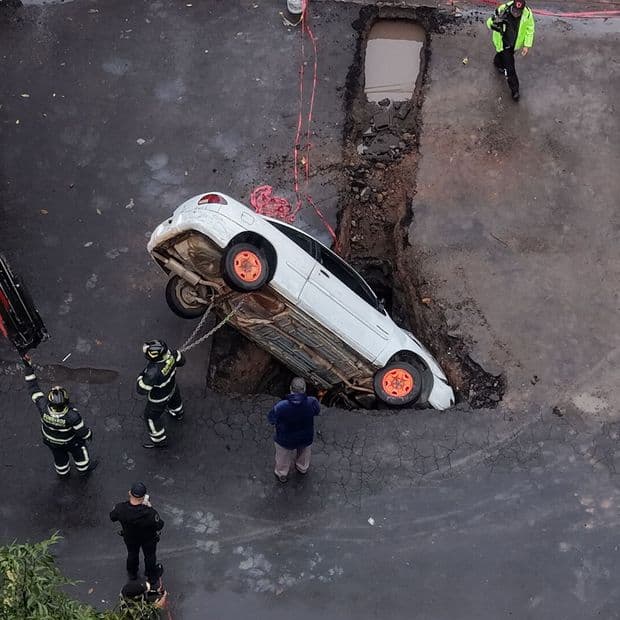 Conductor Cae con Todo y Coche en una Zanja Abierta en CDMX