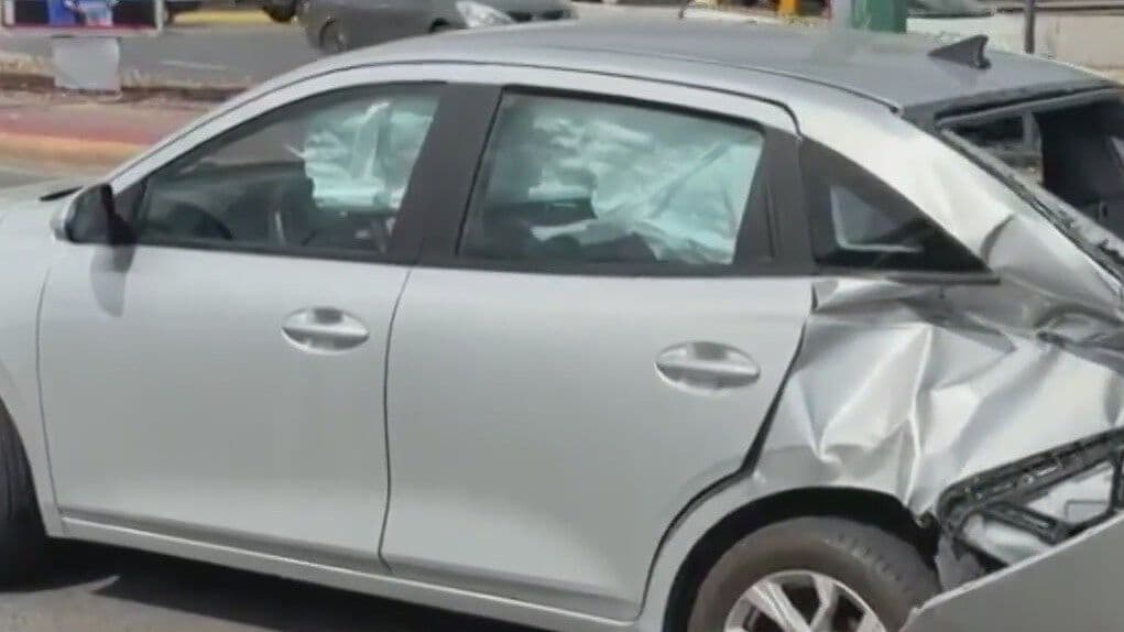 Tren se Lleva a un Carro en Monterrey