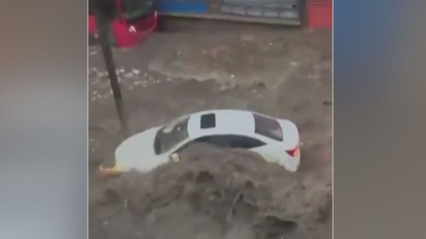 Video | Calle se Convierte en Río y Arrastra un Auto en Acapulco