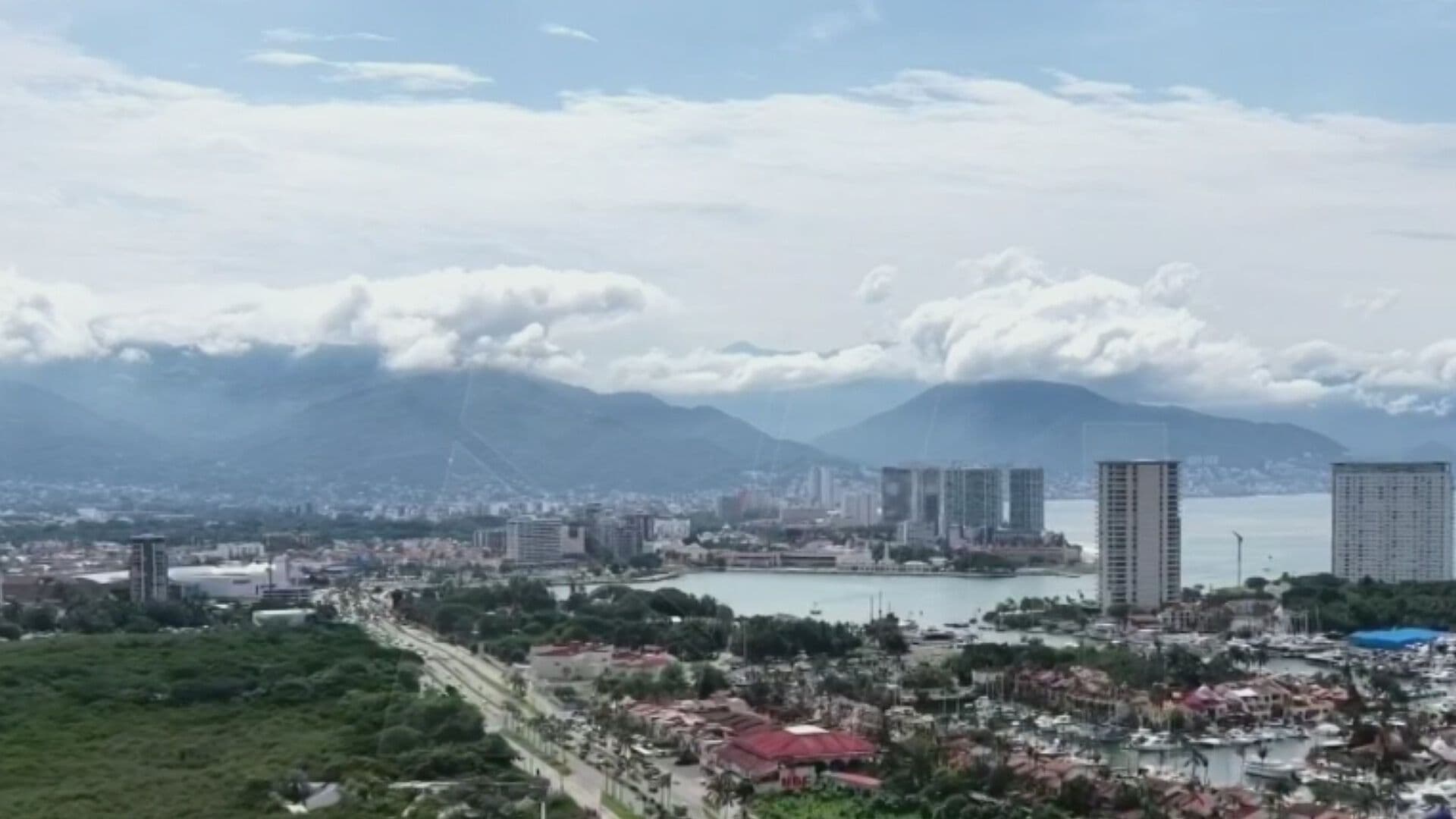 Desde el Aire: Así se Ve Puerto Vallarta a unas Horas del impacto de Simon