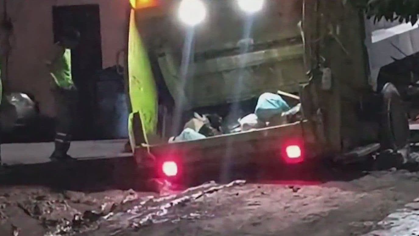 Cae Camión Recolector de Basura en Obra de Agua y Drenaje en Monterrey