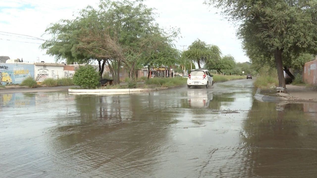 Fuga de Agua Potable Provoca Encharcamientos en la Colonia Pueblitos, en Hermosillo