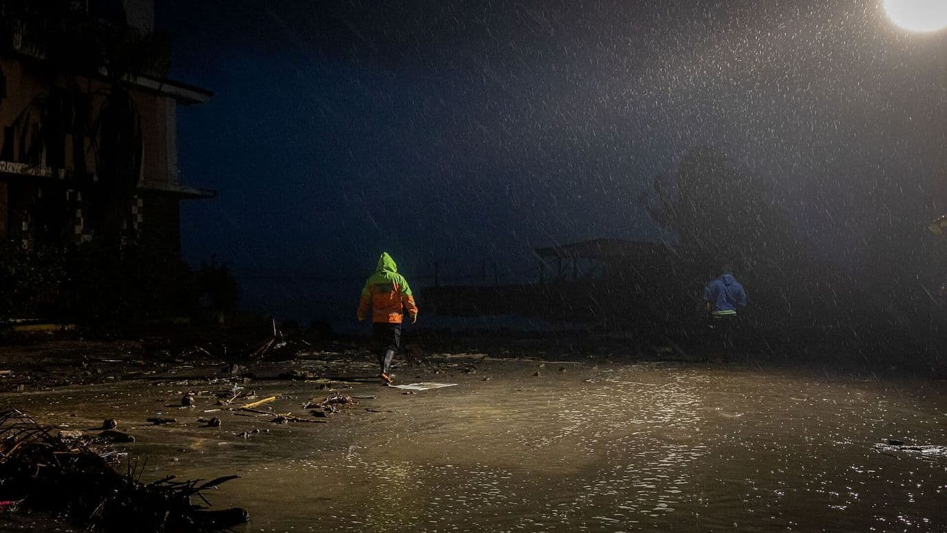 Huracán Simon Provoca Olas de 4.5 Metros en Costas de Colima