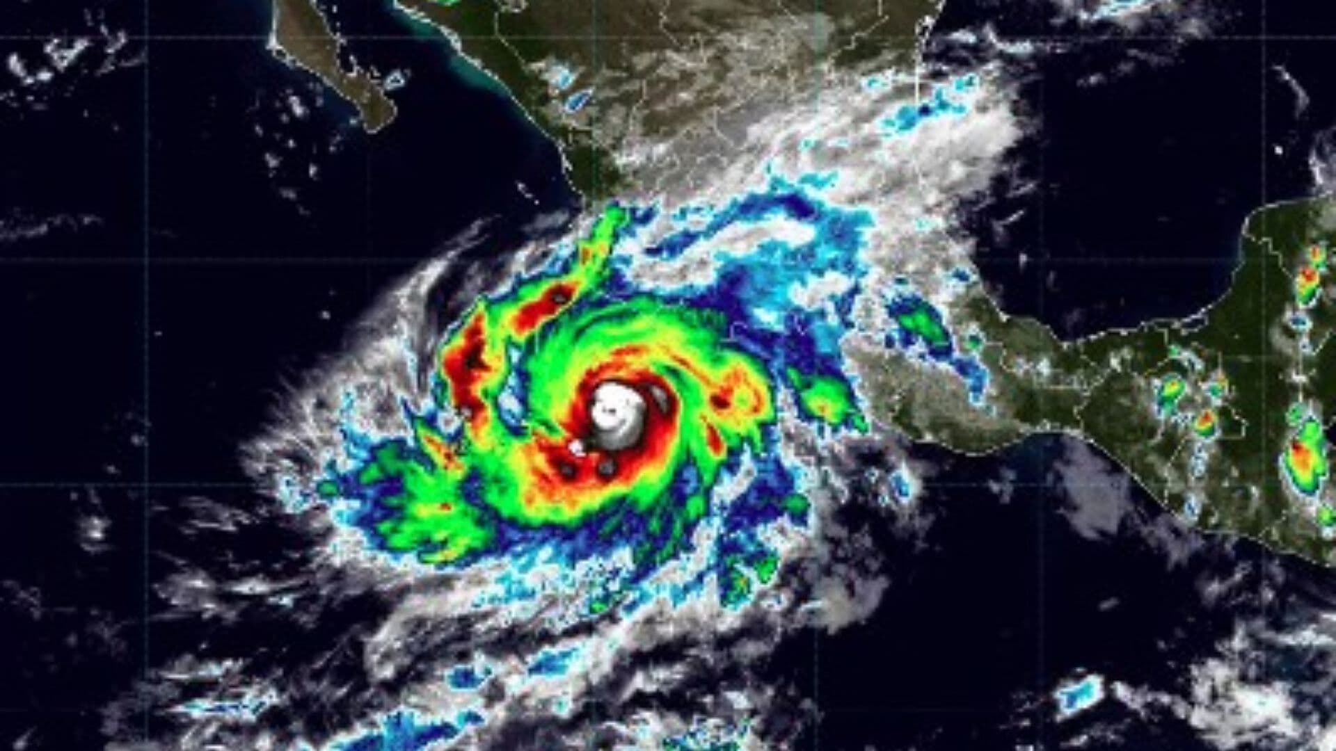 Simon se Fortalece y Ya es Huracán Categoría 3; Así Afectará
