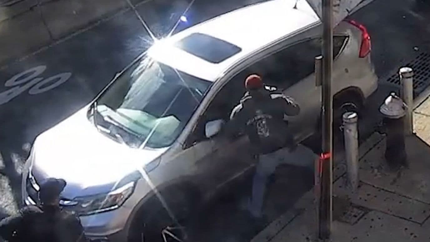 Momento en que ICE Balea a Migrante en Nueva York