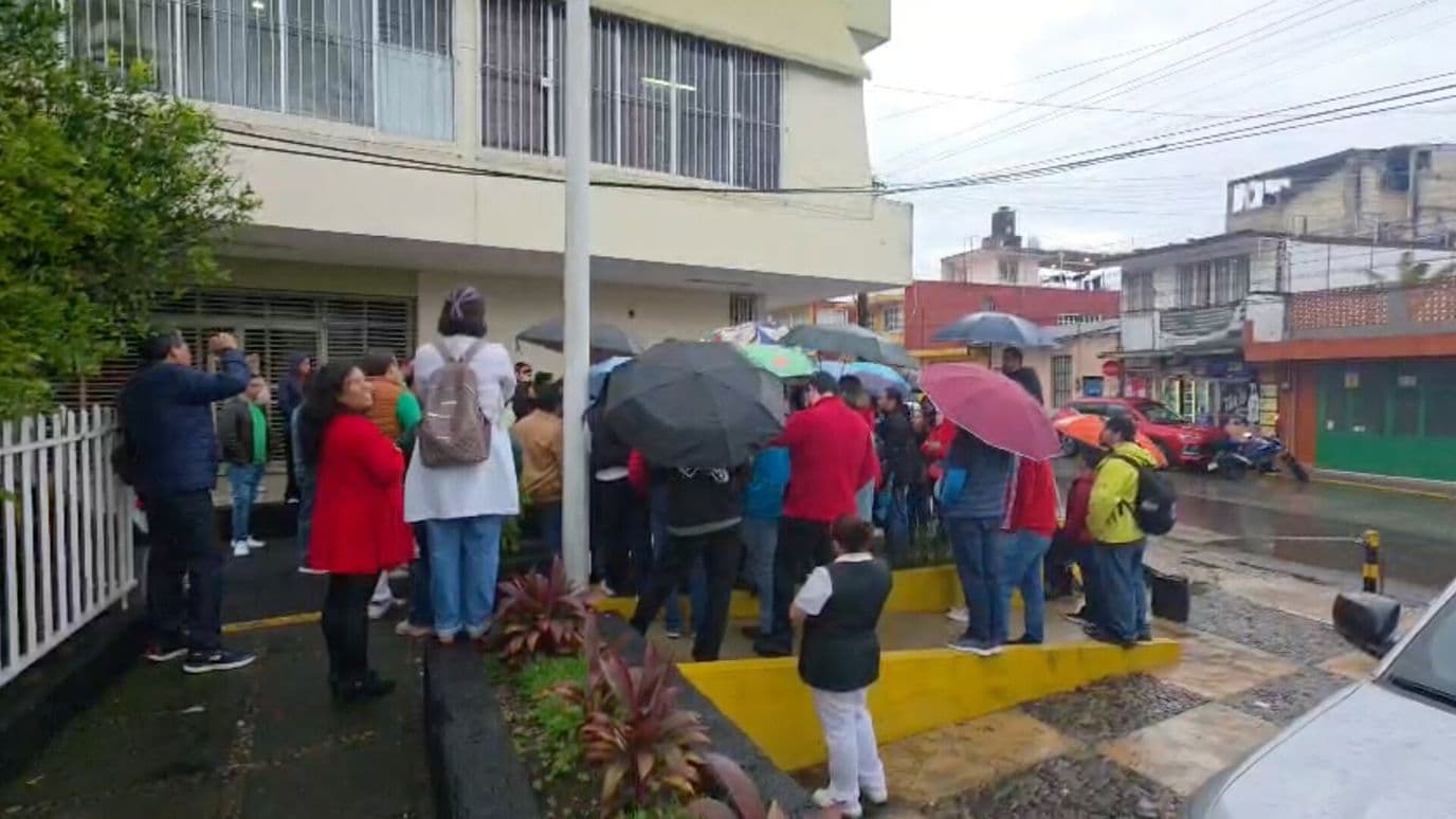Trabajadores del IMSS Norte en Xalapa Veracruz Protestan para Solicitar Aumento Salarial