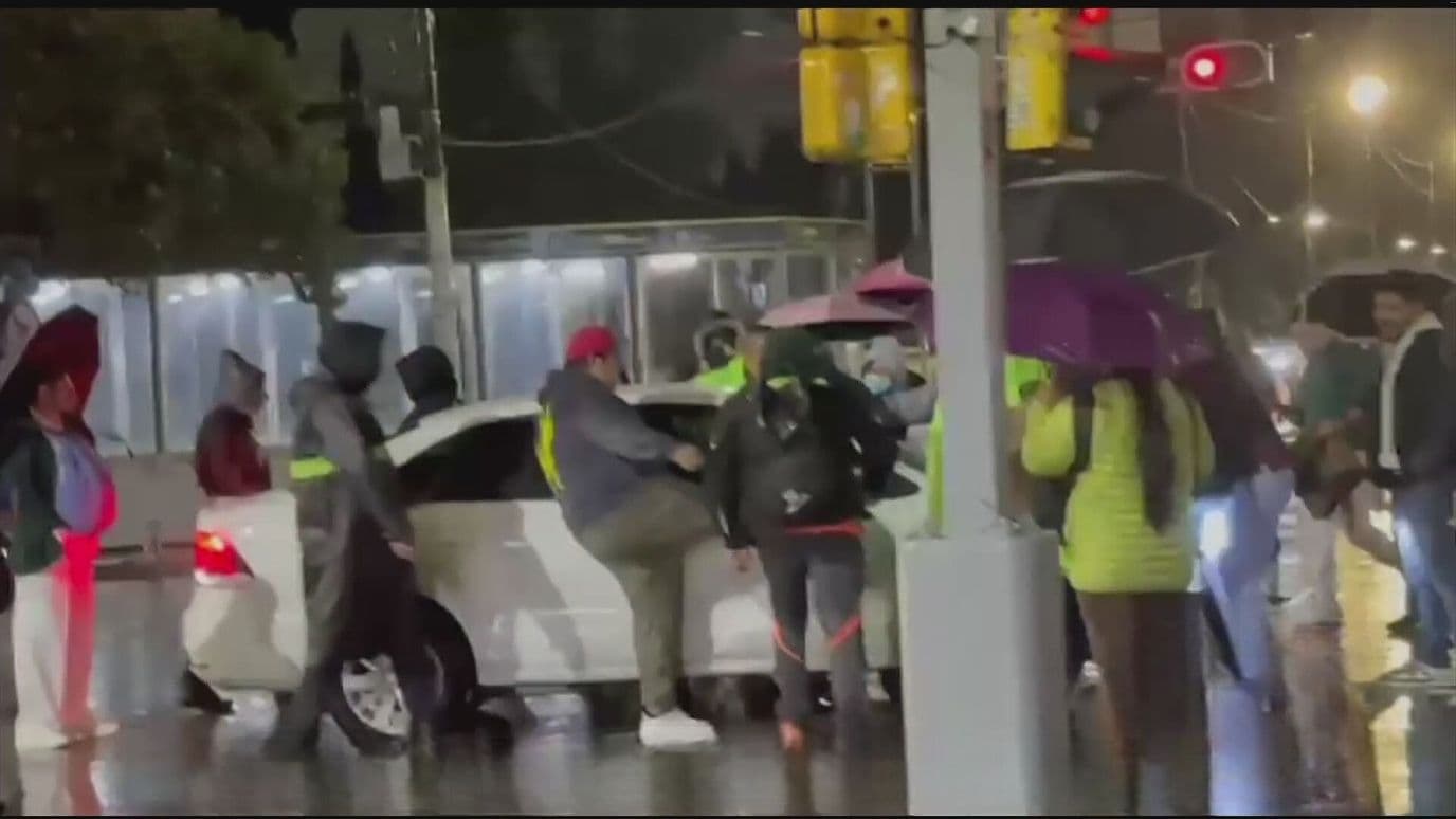 Video: Conductor Acelera Contra Manifestantes del IMSS y Estos Golpean su Auto