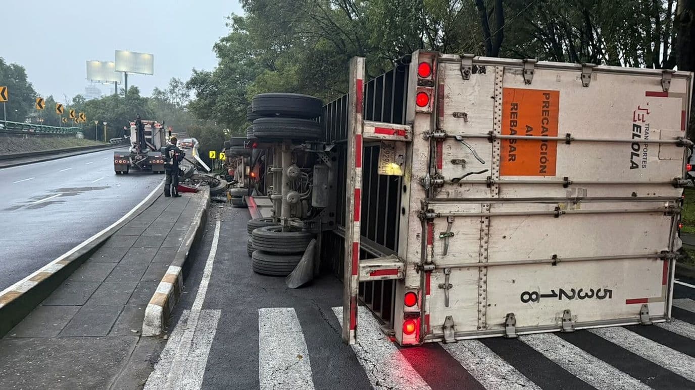 Tráiler con 20 Toneladas de Caucho Vuelca en Periférico de CDMX