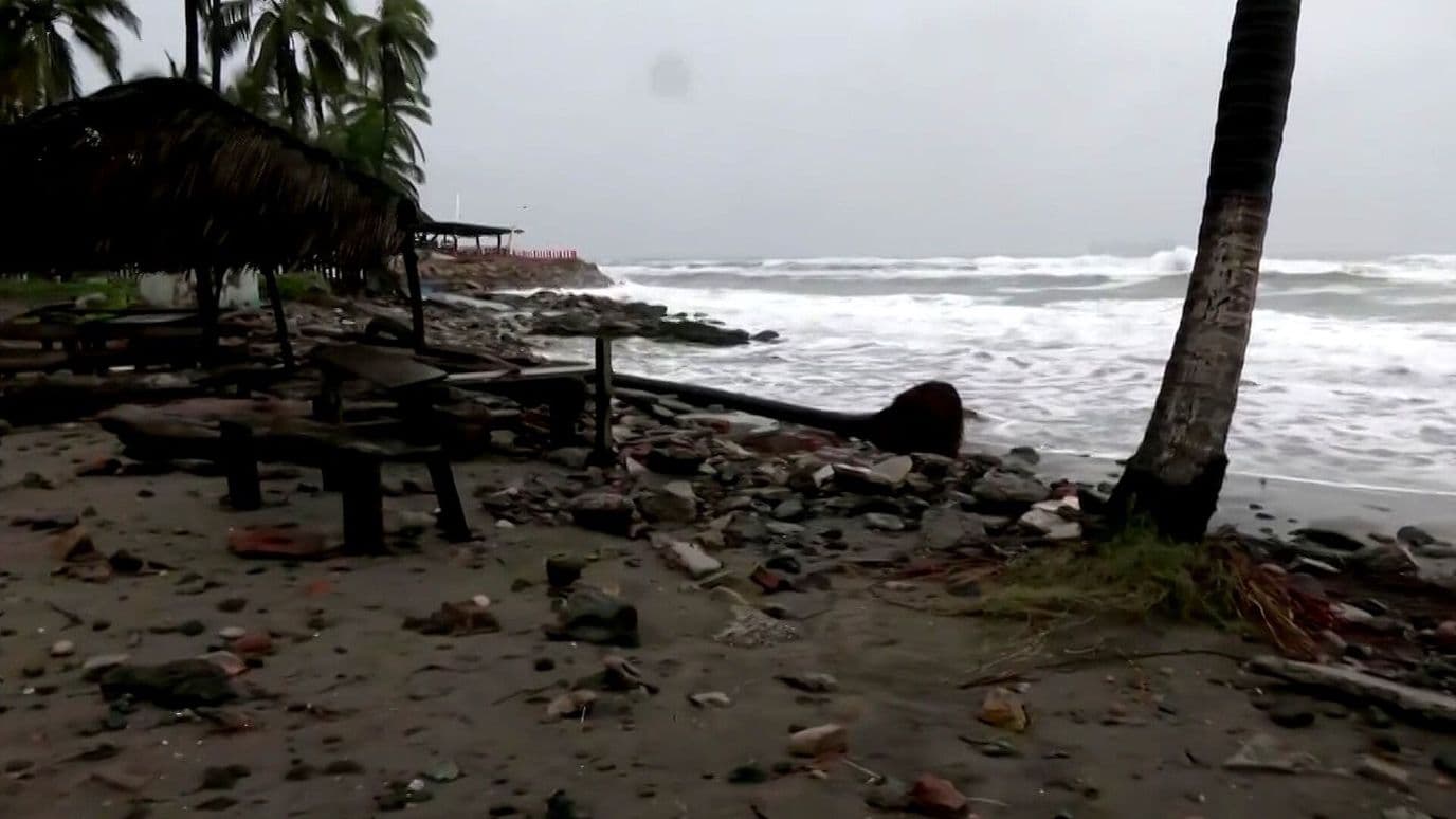 Huracán Simón Deja Daños en Playas de Lázaro Cárdenas, Michoacán