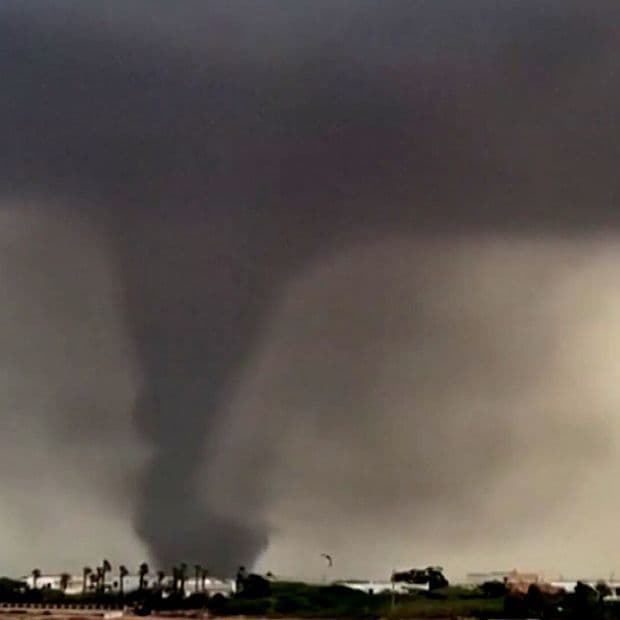 Tornado Deja Casas, Vehículos y una Escuela Destrozados en Italia