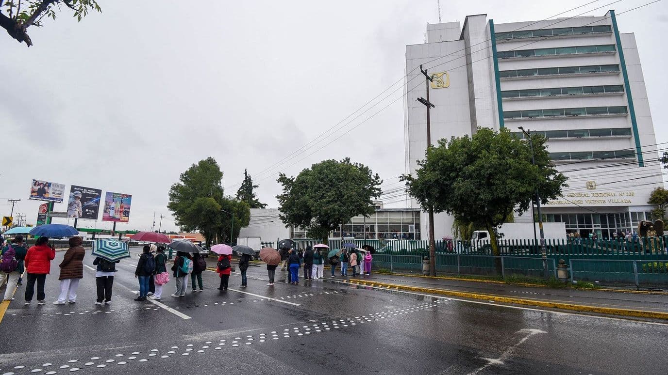 Trabajadores del IMSS Mantienen Bloqueado Paseo Tollocan en Toluca