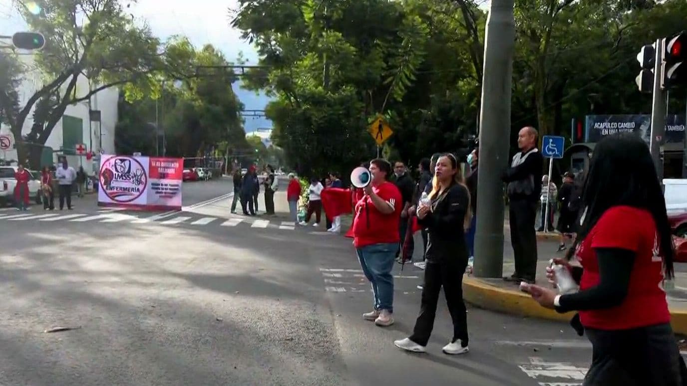 Trabajadores del IMSS Bloquean Eje 7 Sur y Exigen la Salida de Rafael Olivos