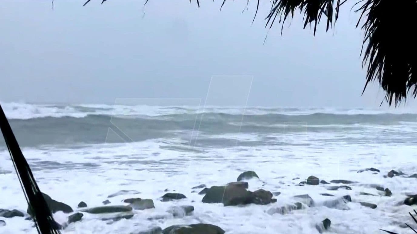 Huracán Simón Provoca Lluvias Torrenciales, Oleaje e Inundaciones en Michoacán