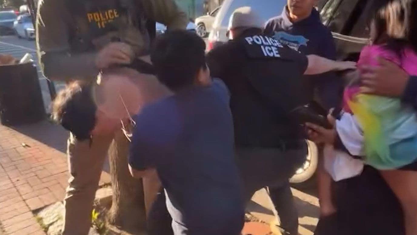 Niños Enfrentan a Agentes de ICE