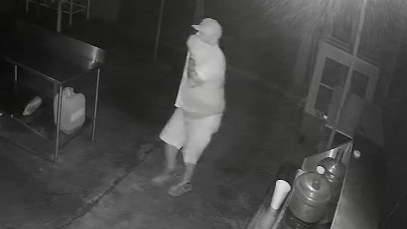 Ladrón se Cubre la Cara al Entrar a Robar a Taquería
