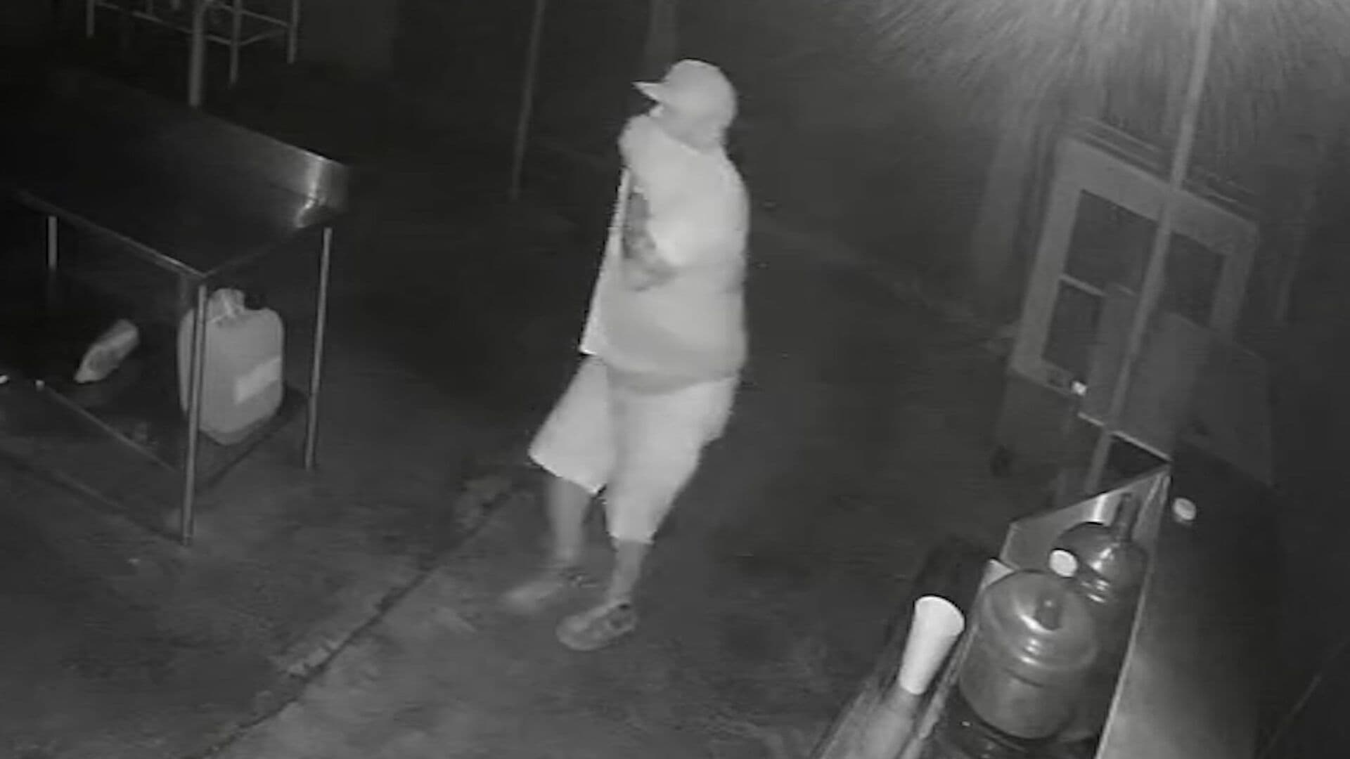Ladrón se Cubre la Cara al Entrar a Robar a Taquería
