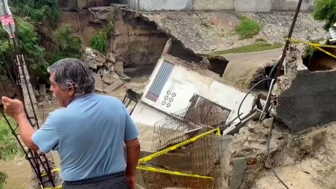 Lluvias de Simón Dejan Viviendas Colapsadas y Derrumbes en Acapulco