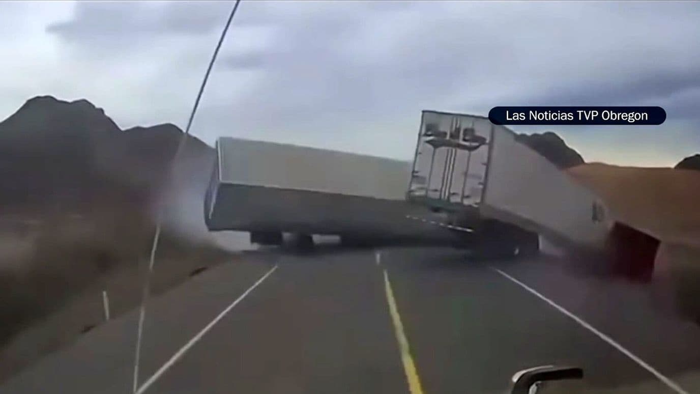 Impactante Choque entre Tres Tráileres Deja Dos Heridos en Sonora