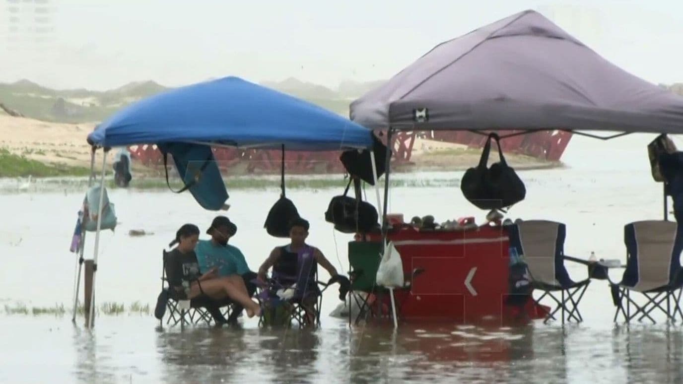Marea Alta Invadió Boulevard Costero de Playa Miramar en Tamaulipas