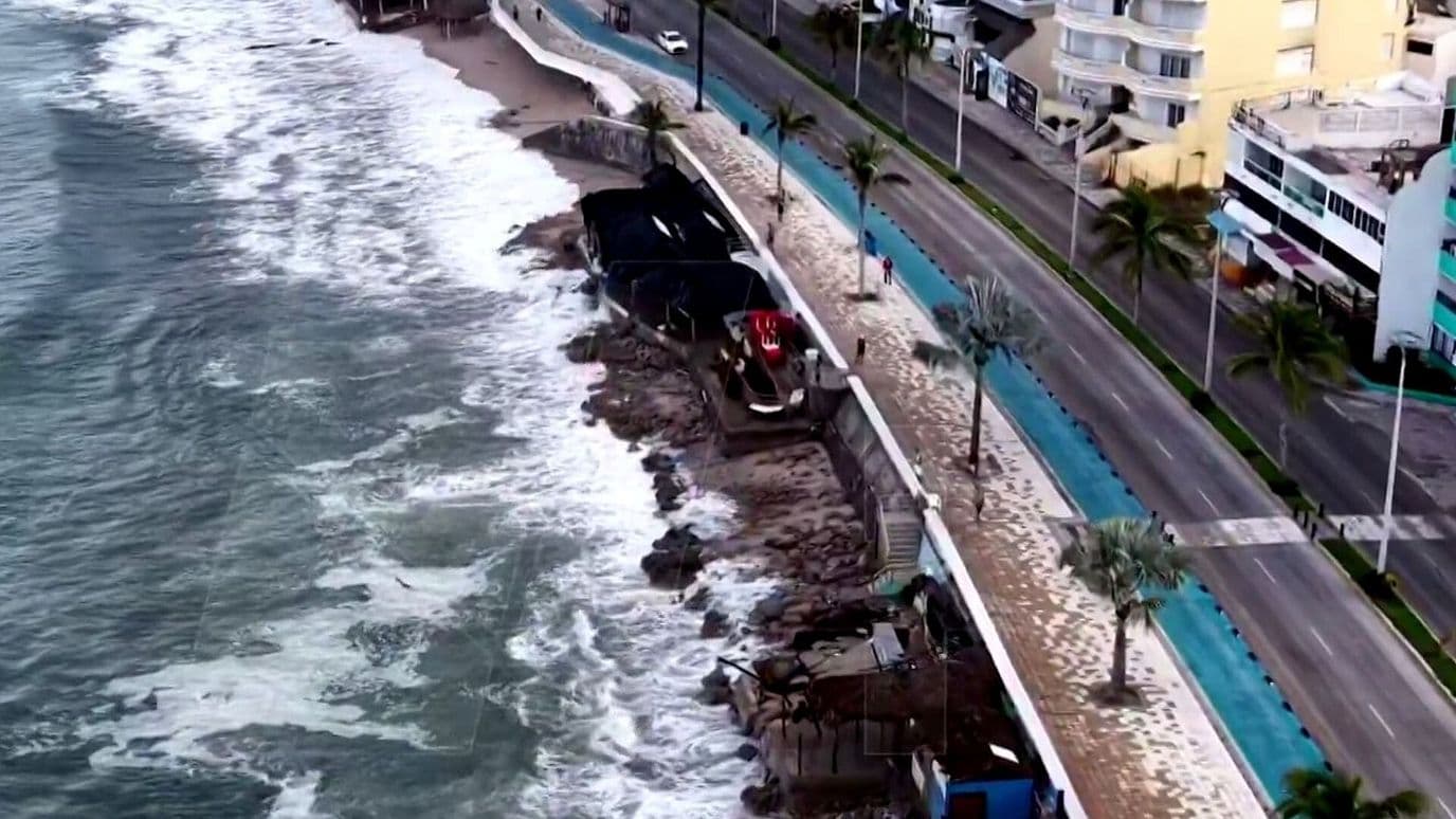 Fuerte Oleaje Golpeó Mazatlán ante la Aproximación del Huracán Simon