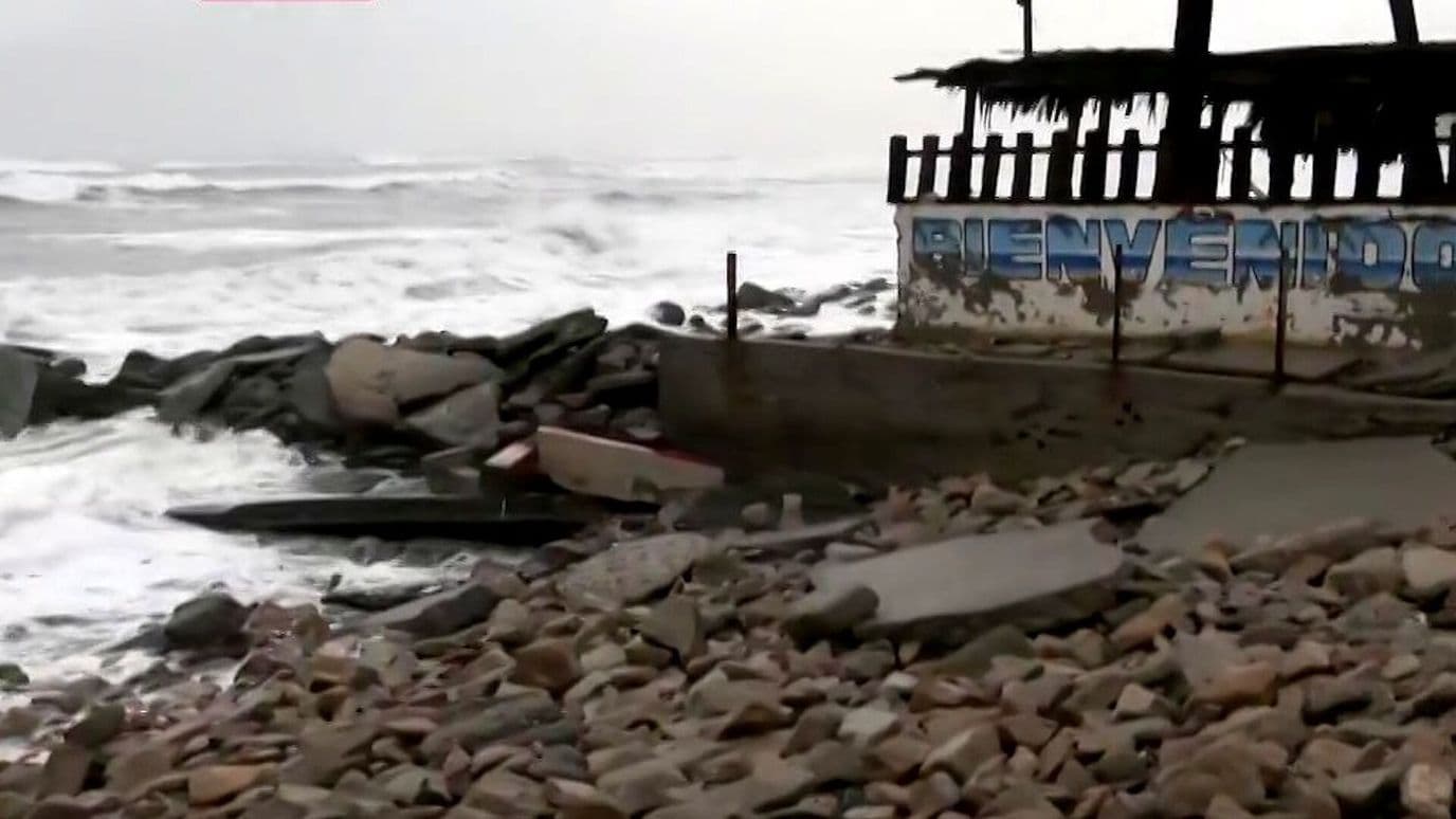 Olas de Varios Metros Golpearon Lázaro Cárdenas por el Huracán Simon