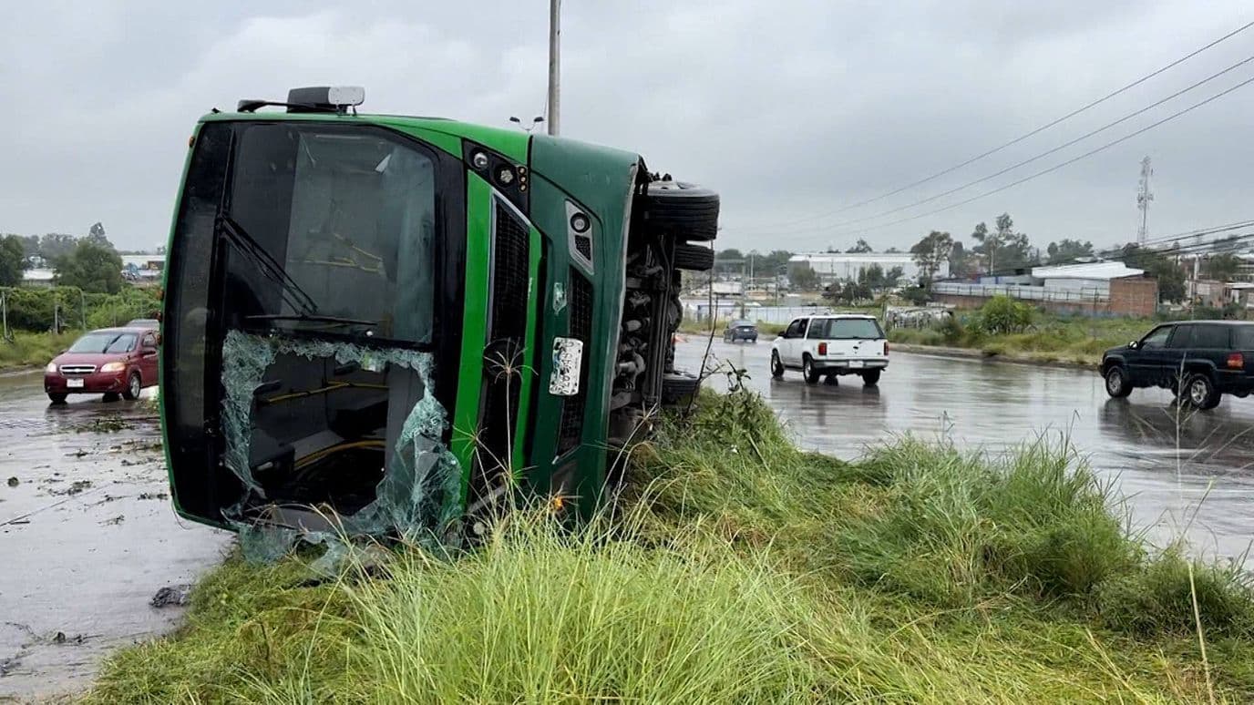 Camión del Transporte Público Derrapa en Tlaquepaque y Deja Ocho Heridos