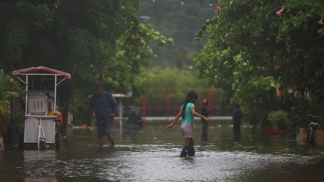 Huracán Simon Activó Alertas en Seis Estados del Pacífico Mexicano