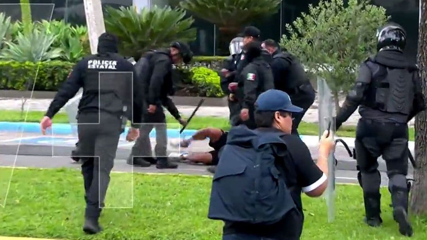 Policías Golpearon a Manifestantes Durante Protesta Frente a Casa Jalisco