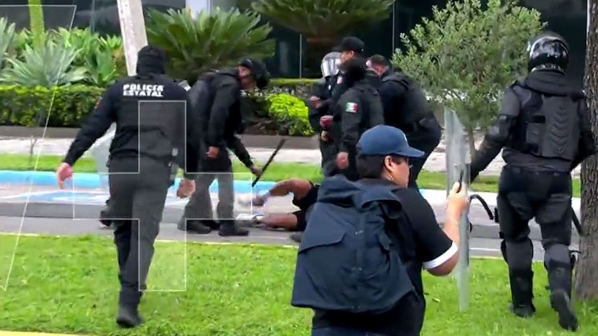 Policías Golpearon a Manifestantes Durante Protesta Frente a Casa Jalisco