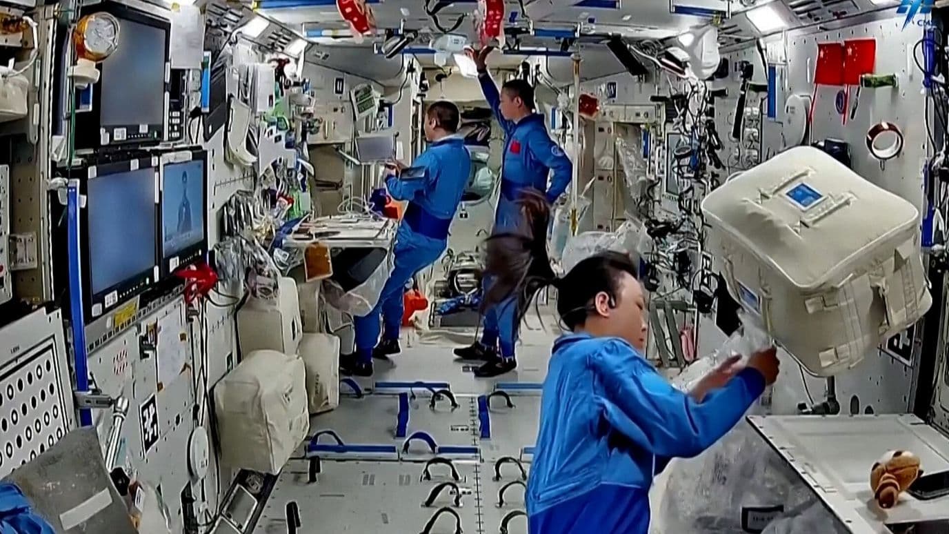 Astronautas Realizan Experimentos y Ejercicios