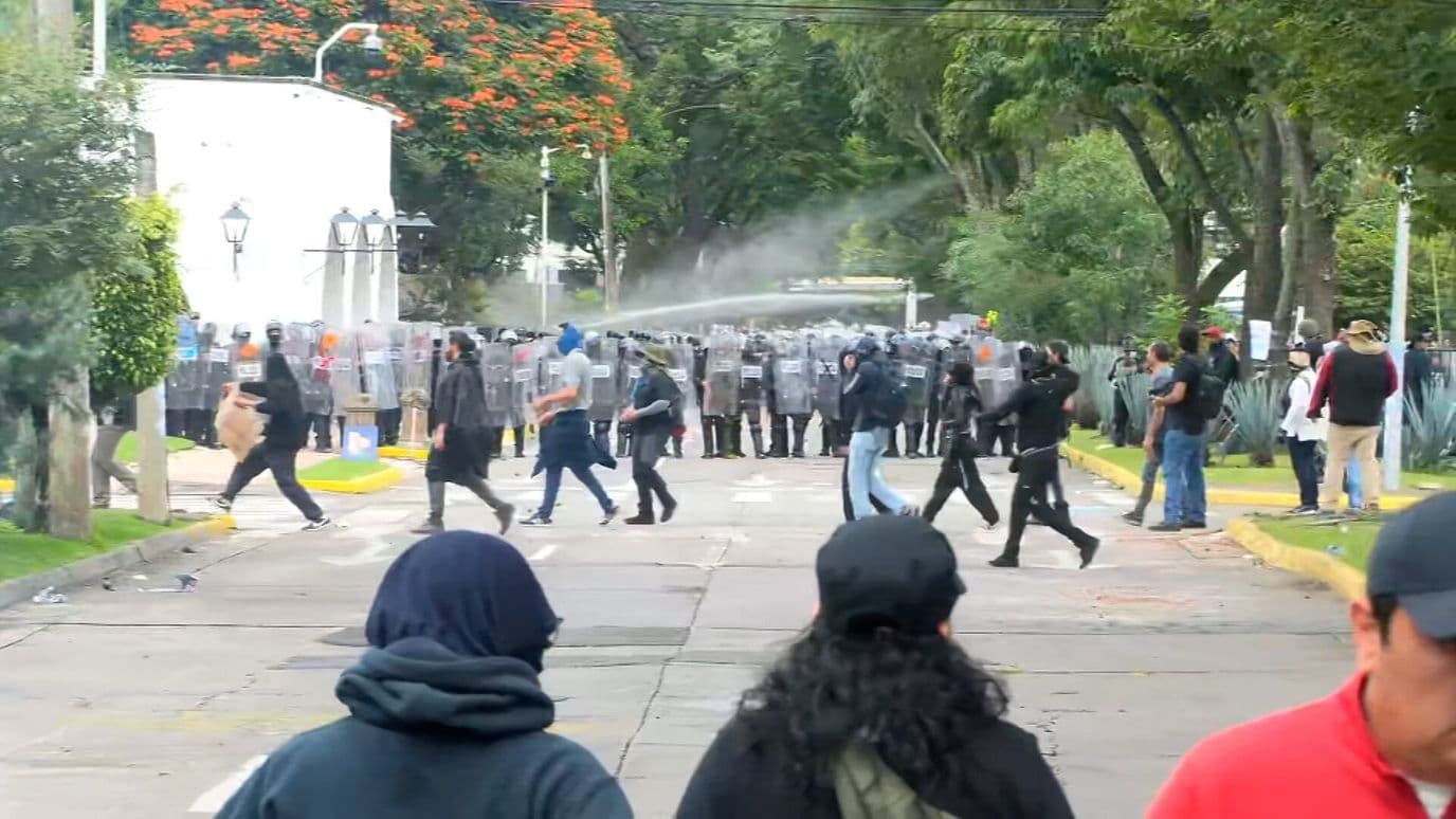 Lanzan Gas y Agua contra Manifestación por el Agua Limpia
