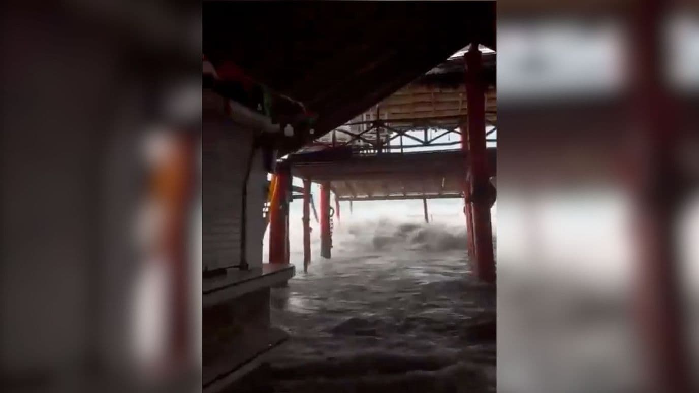 Mar Salió de su Cauce y Golpeó Negocios en Punta Pérula, Jalisco