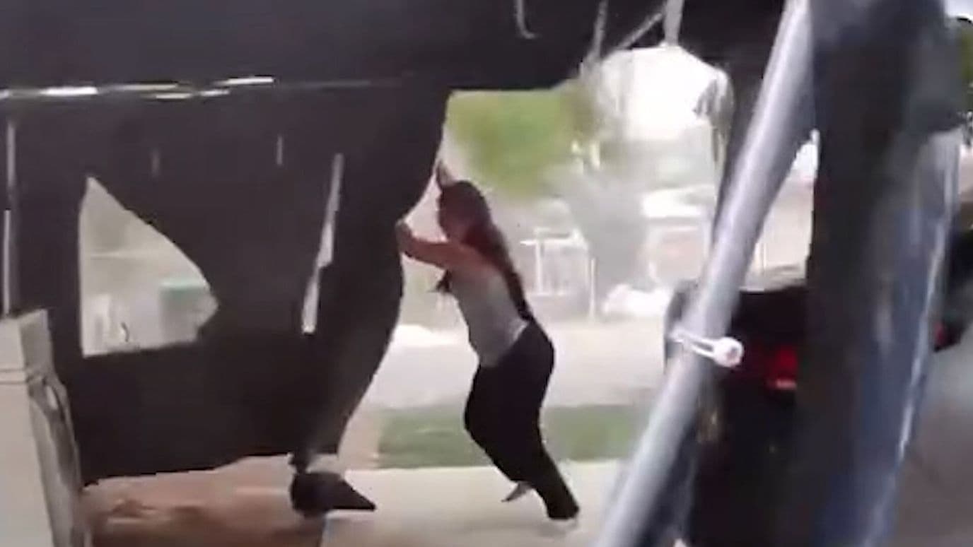 Pareja Intenta Evitar que Viento de Rachel se Lleve su Toldo
