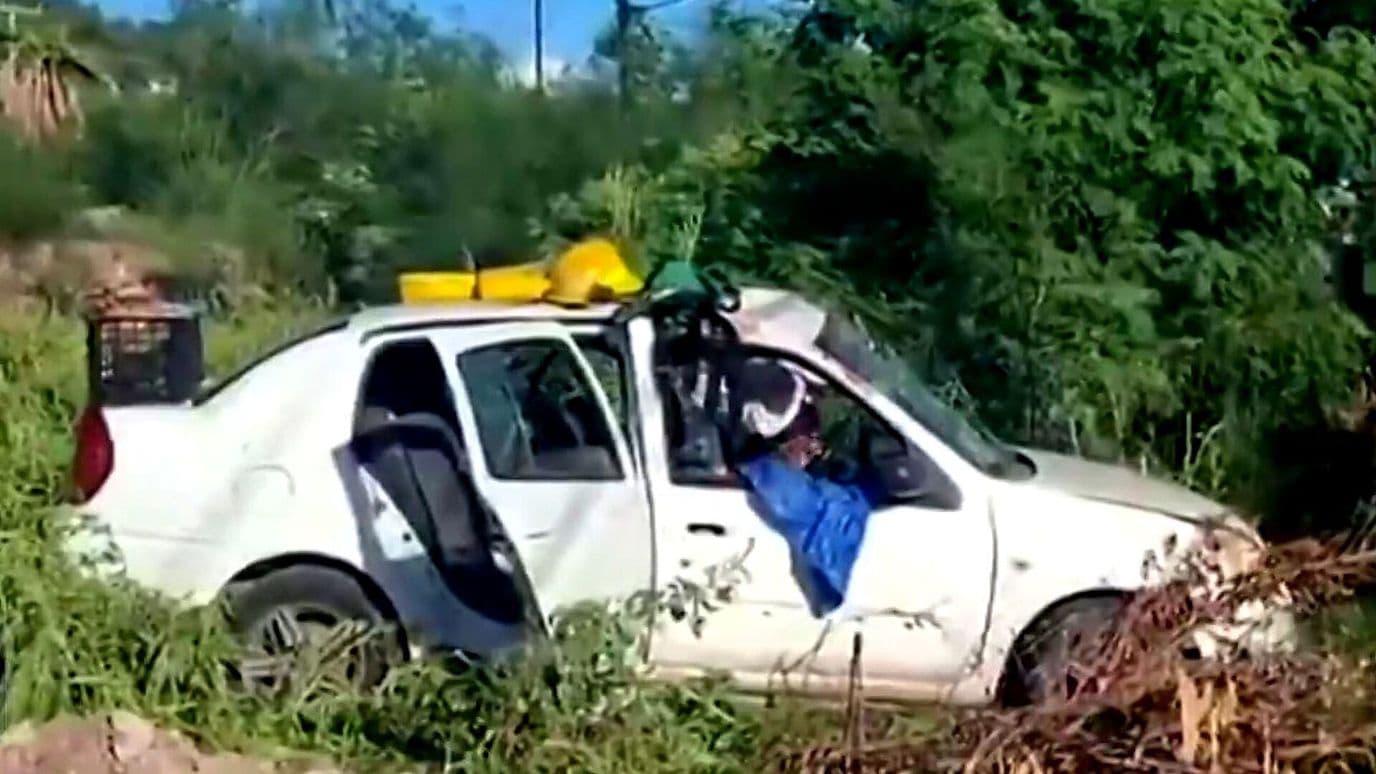 Auto Derrapó y Chocó contra Postes en Carretera Guaymas-Empalme, Sonora