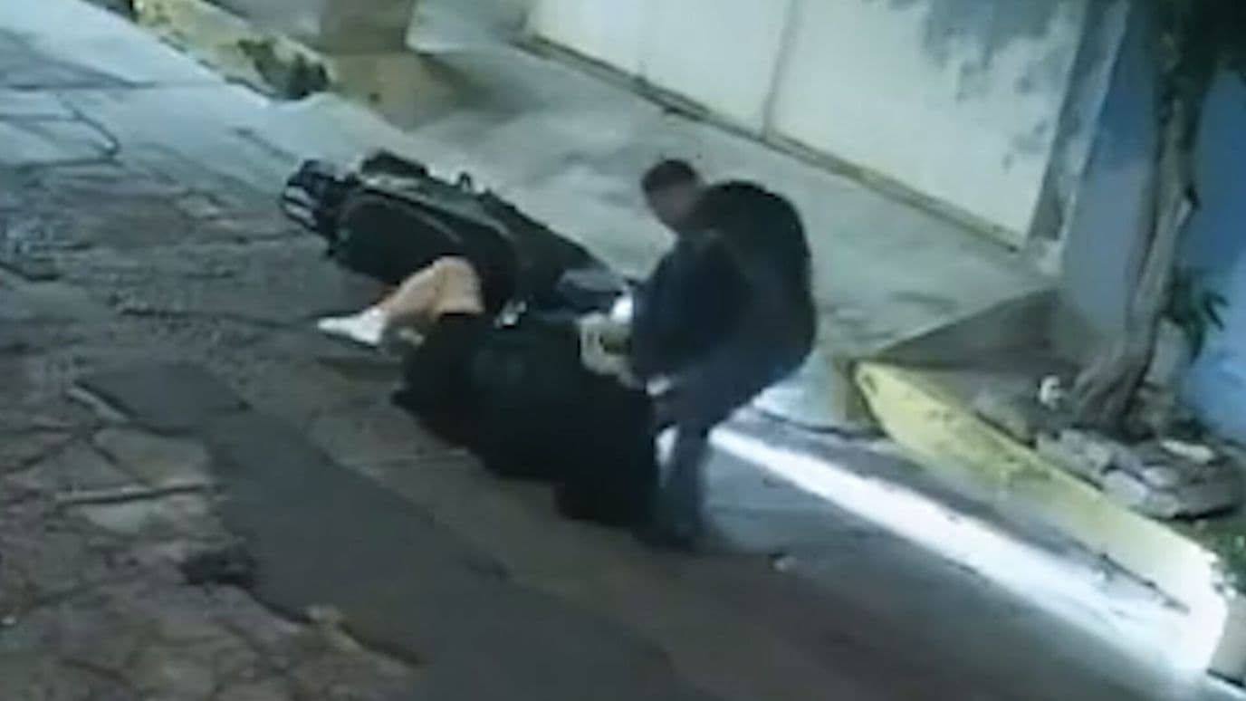 Motociclista Golpea a una Mujer después de Car de su Moto
