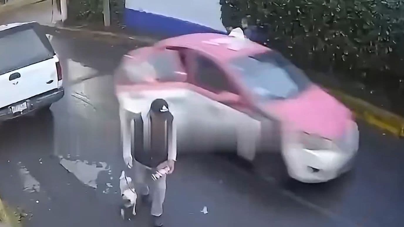 Salta de Taxi en Movimiento para Evadir Robo