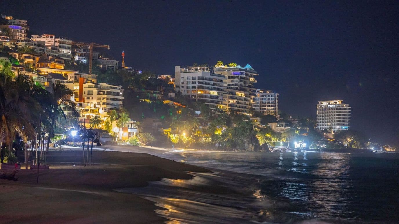 Llovizna y Fuerte Oleaje Fueron los Principales Efectos de Simon en Puerto Vallarta