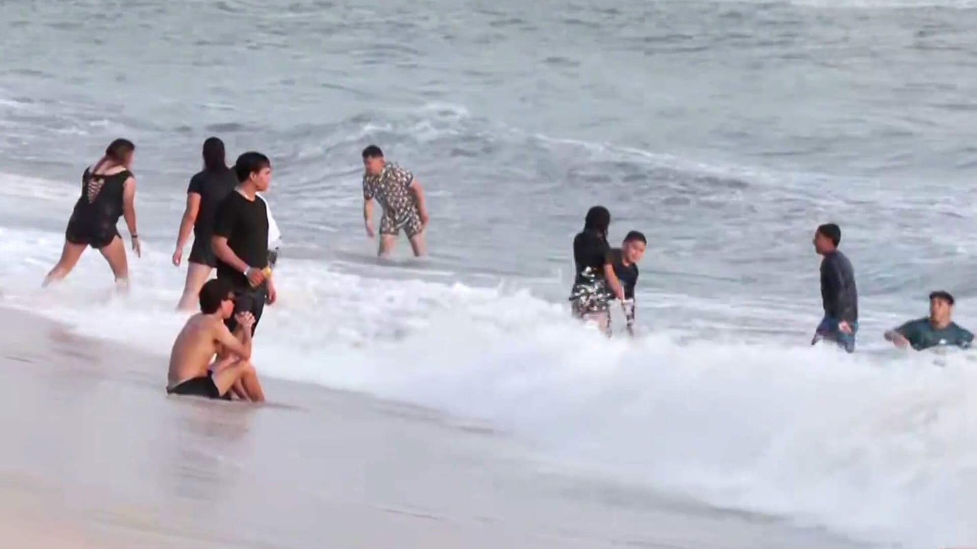 Oleaje de Simon Rebasó el Malecón y Golpeó Playas y Comercios de Mazatlán