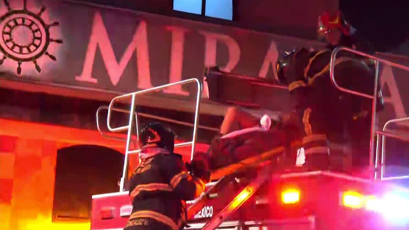 Bomberos Rescatan a Hombre que Cayó de un Cuarto piso Sobre una Marquesina en la Cuauhtémoc