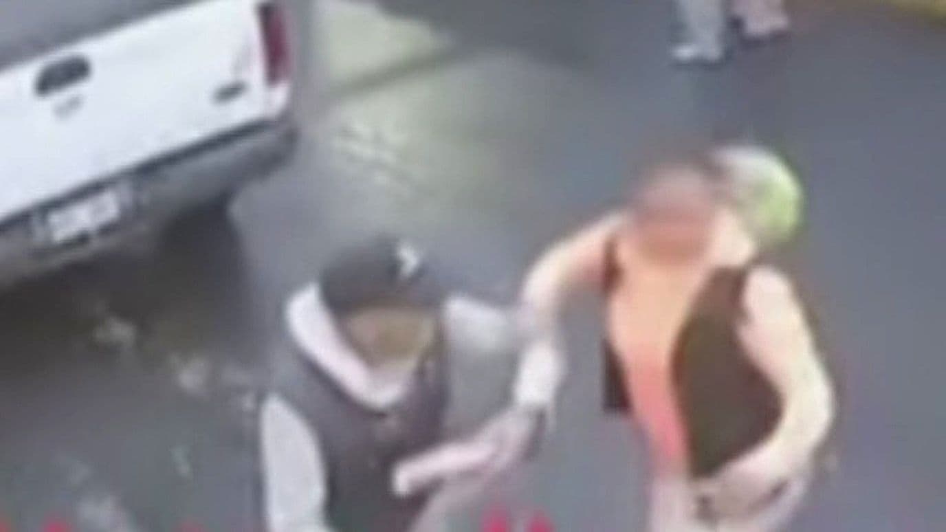 Video | Mujer que Salta de un Taxi en Movimiento; Acusa al Conductor de Amenazarla