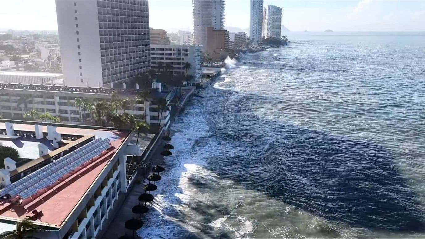 N+ Capta la Fuerza del Mar y el Oleaje Elevado en Mazatlán por Simón