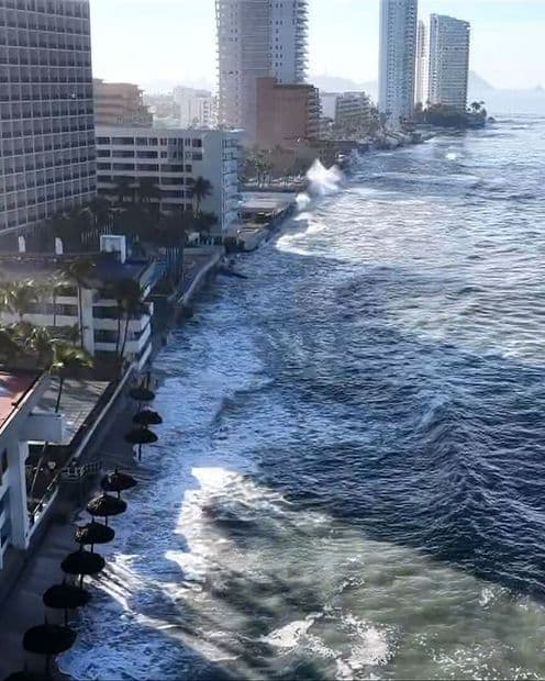 N+ Capta la Fuerza del Mar y el Oleaje Elevado en Mazatlán por Simón