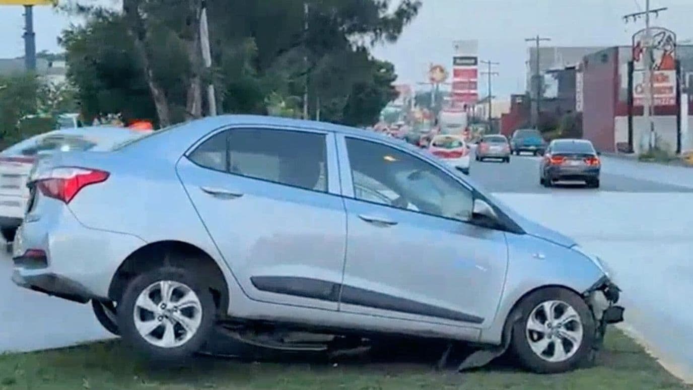 Auto Choca Contra Poste y es Abandonado en Av. Rafael Cuervo en la Zona Norte de Veracruz