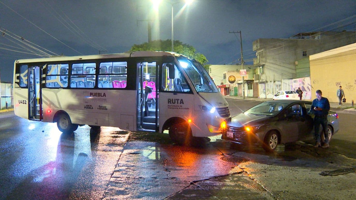 Accidente RUTA Transporte Público y Automóvil Puebla calle 14 Sur Los Héroes Puebla