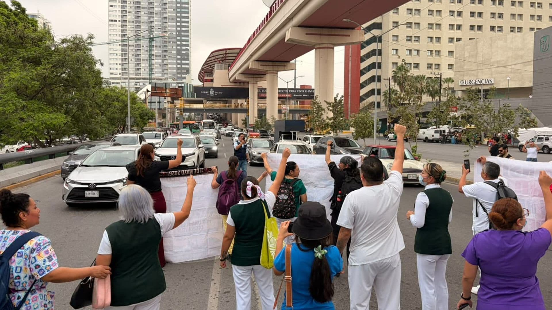 Reanudan Protesta Empleados del IMSS y Bloquean Av. Félix U. Gómez en Monterrey