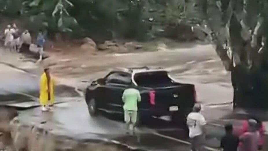 Video | Camioneta Cruza al Borde de un Río tras Daños en Carretera por Tormenta en Colima