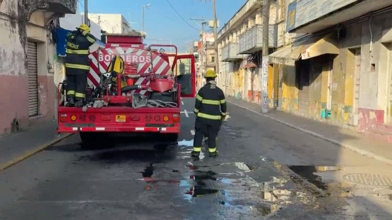 Incendio en Construcción Abandonada Moviliza a Bomberos en Veracruz